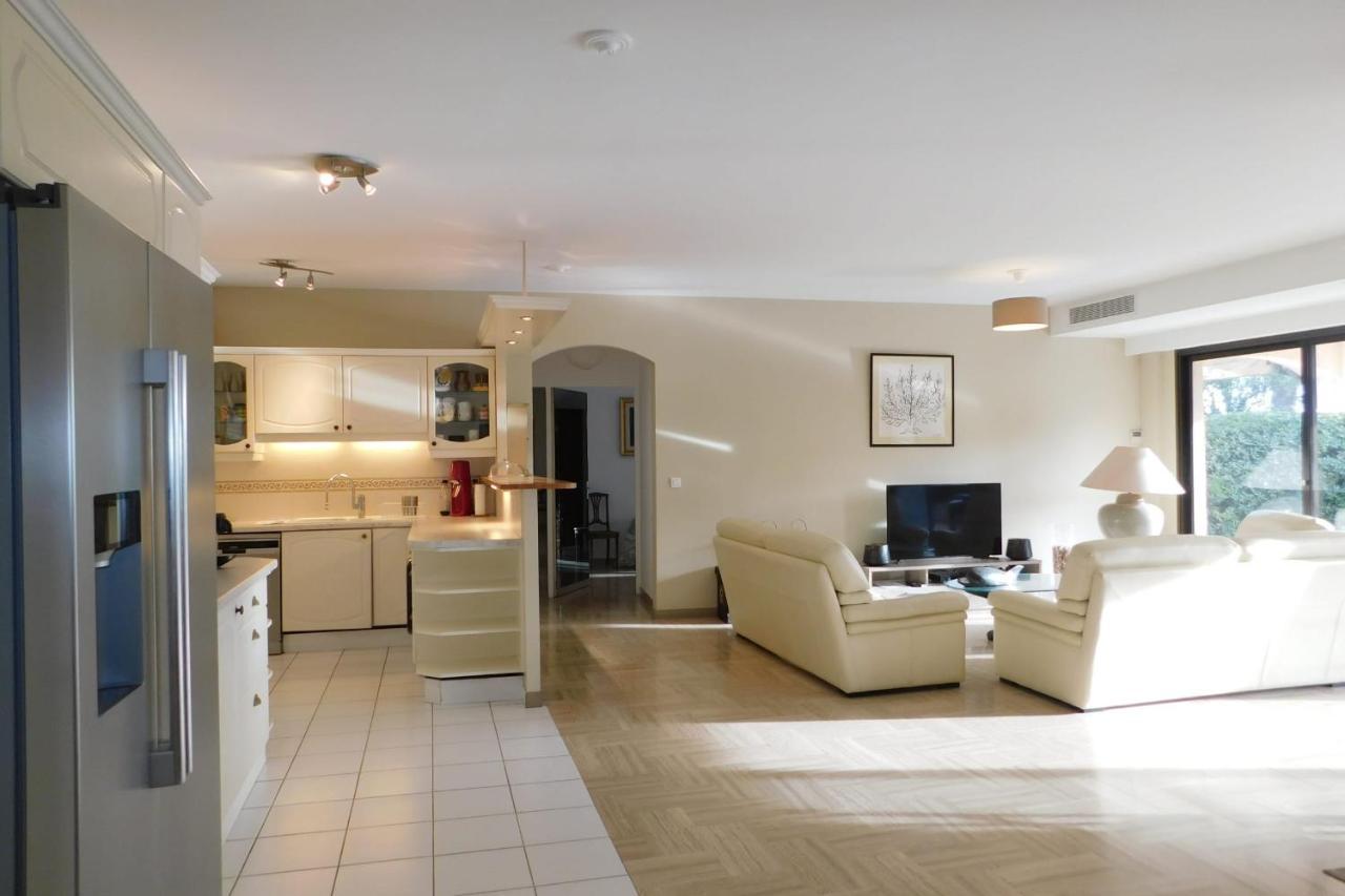 Air-Conditioned 4-Room "Marine Villeneuve" Flat With Pool And Parking Exterior photo